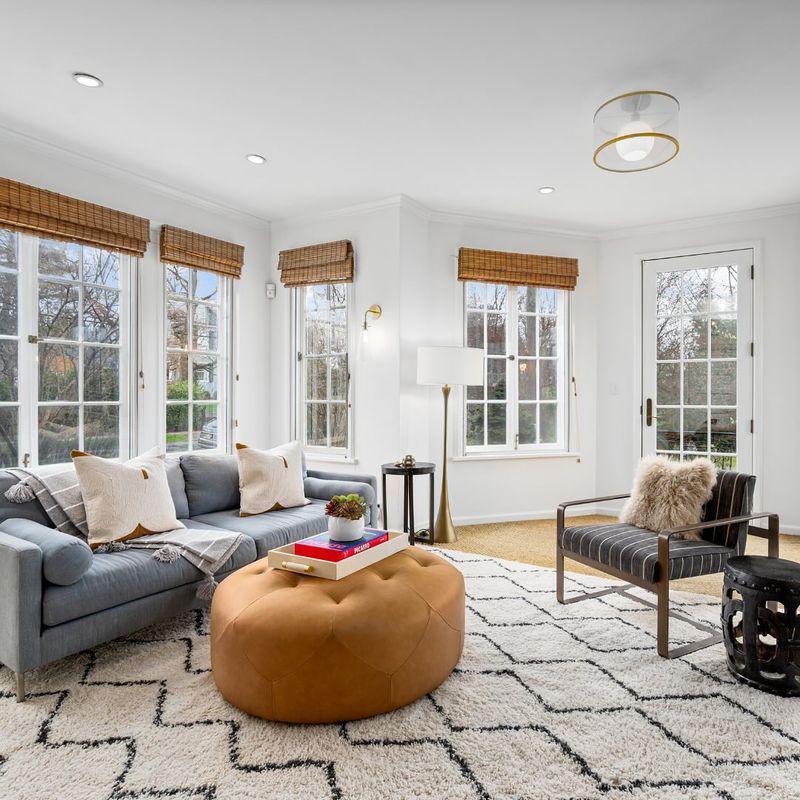 Light-Filled Comfort With a Modern Touch