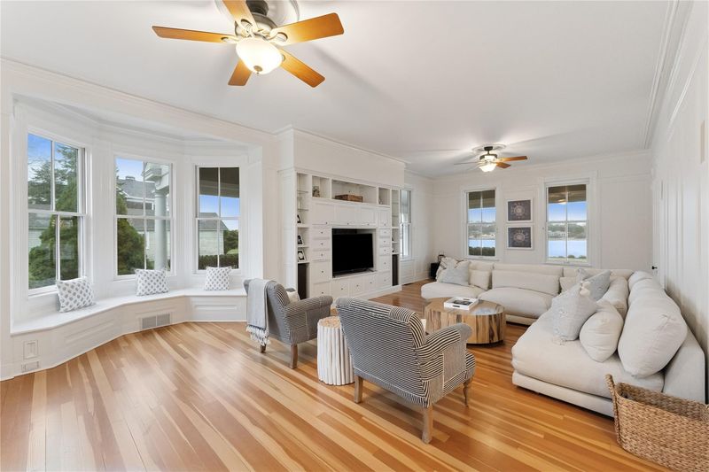 An Airy Living Room With Coastal Comfort