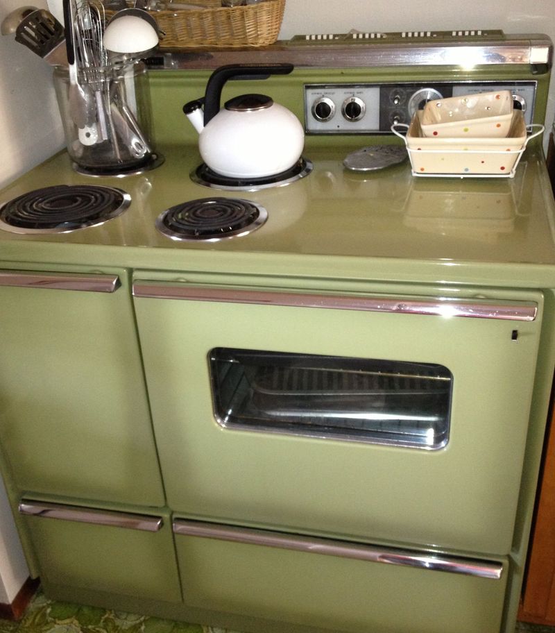 Avocado green appliances