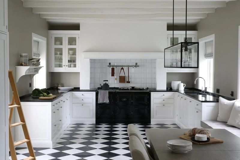 High-Contrast Checkerboard