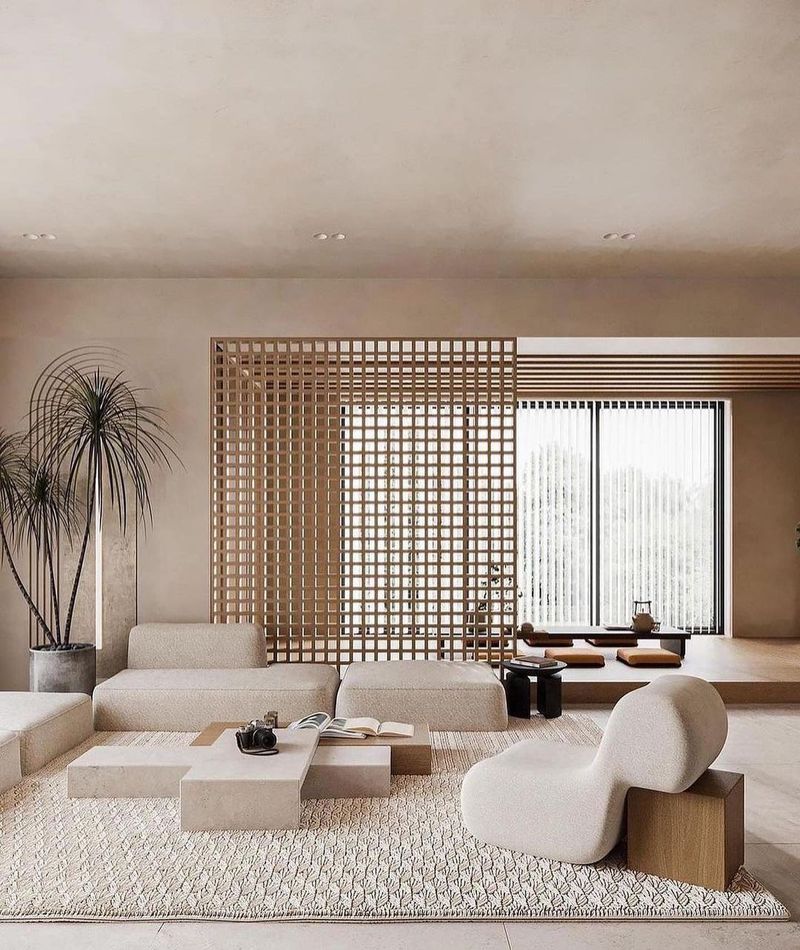 Extreme Clutter-Free Spaces