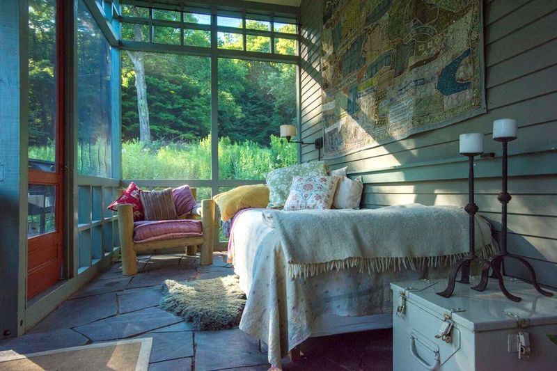 Essential Features For Modern Sleeping Porches