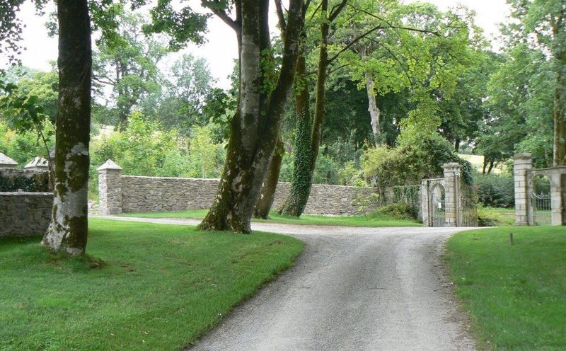 No clear path or confusing layout