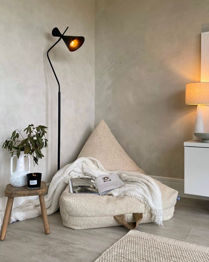 Minimalist Floor Reading Station