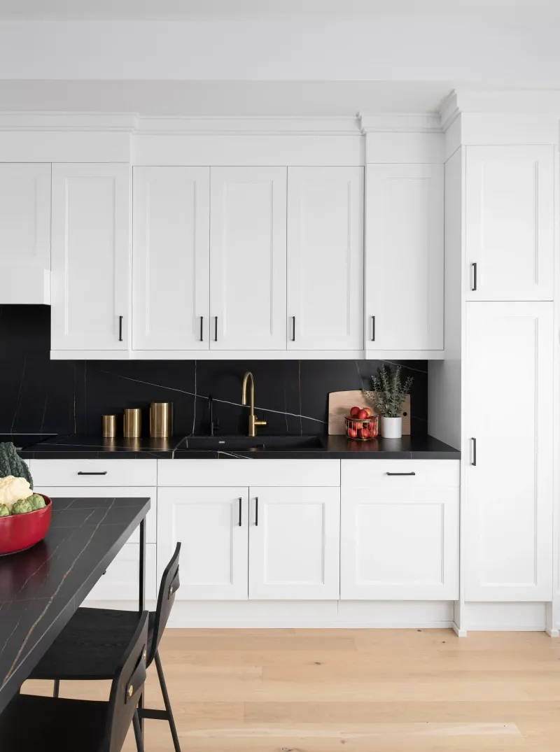 Dark Backsplash Makes Light Cabinets Dramatic