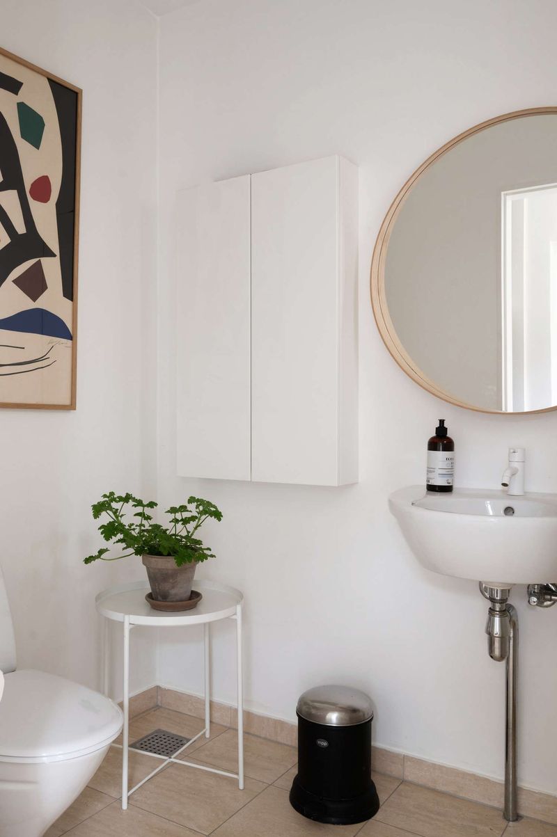 Bathrooms With Zero Counter Space Around Sinks