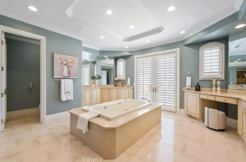 Spacious Bathroom