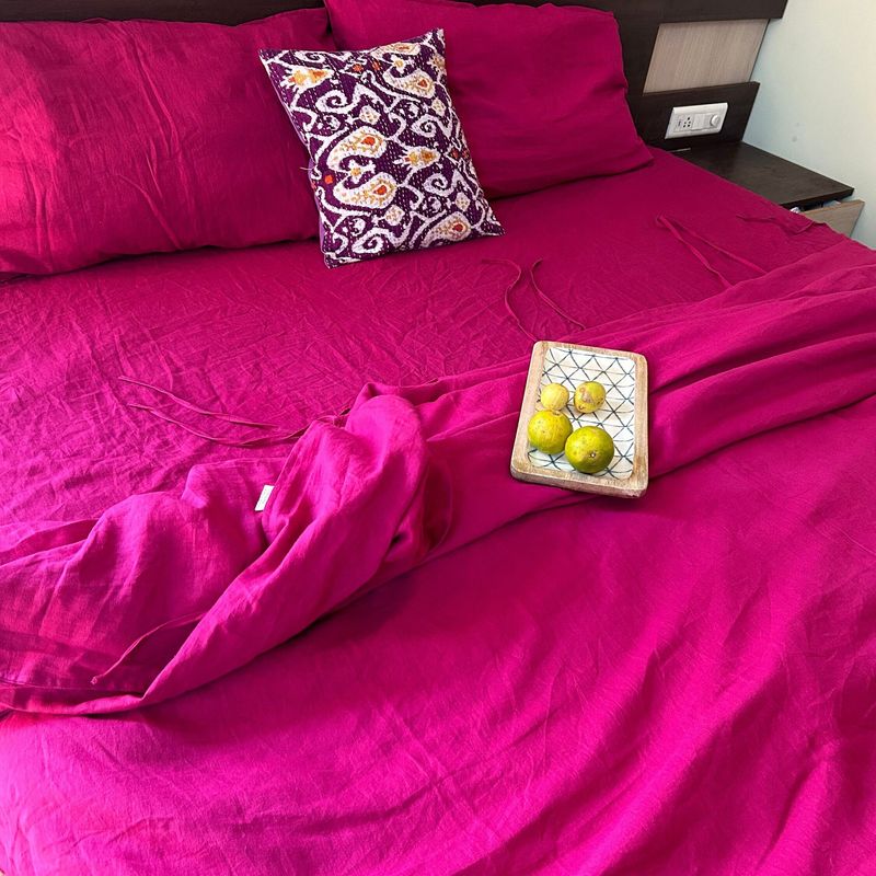 Bedroom With Magenta Bedding Paradise