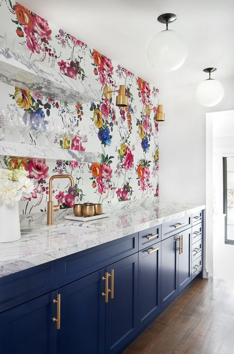 Bold wallpaper in the kitchen zone