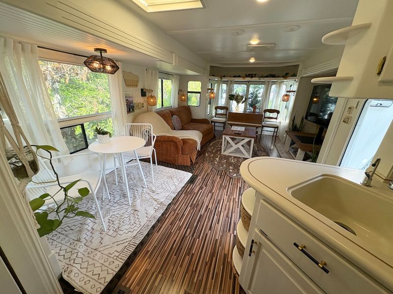Los Angeles's Pricey Pads: Where Dreams Cost Extra