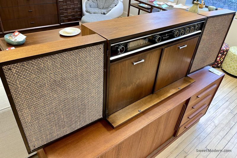 Built-in kitchen radios or intercoms