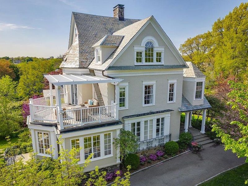 Classic Curb Appeal With a Breezy Twist