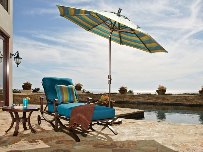 Tilting Market Umbrella With Crank Handle