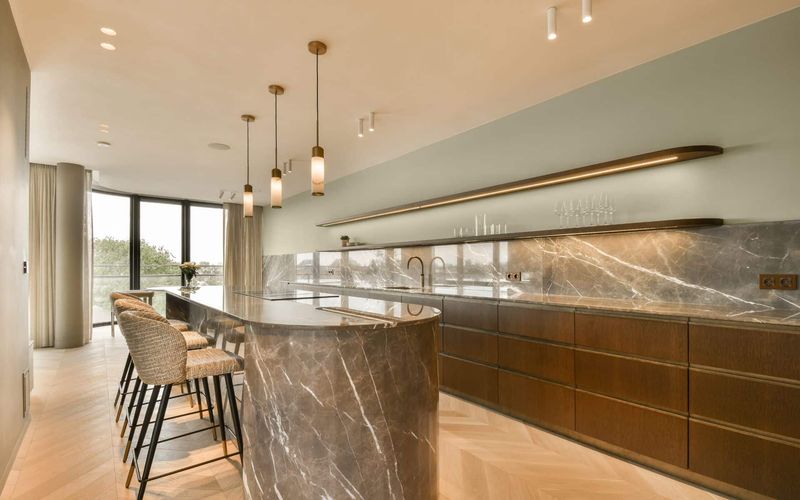 Avoiding traditional tile backsplashes