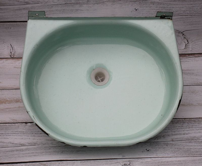 Enamel sinks in bold colors