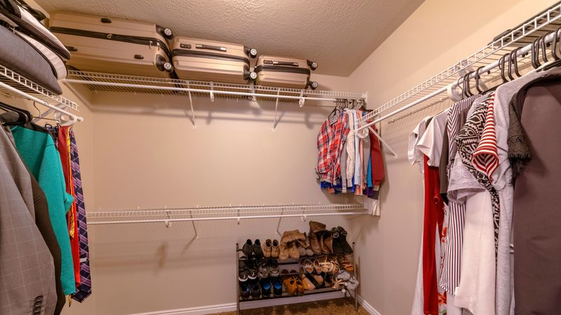 Wire shelving