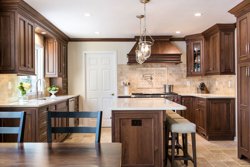 Boomer: Traditional Wood Cabinetry