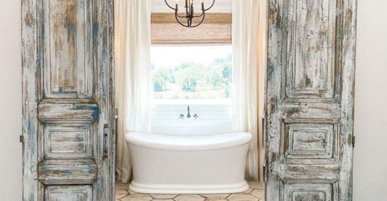 17 Stunning Whitewashed Farmhouse Bathrooms You’ll Fall In Love With Instantly