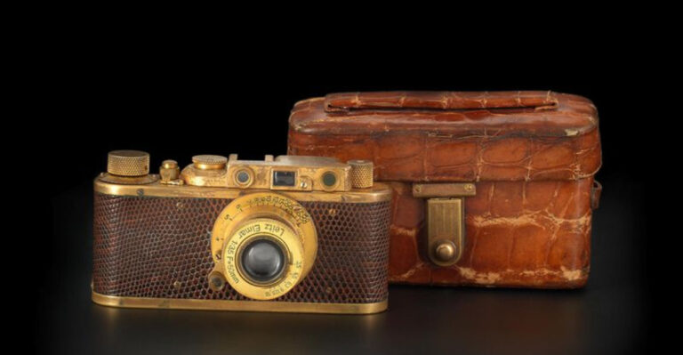 8 Things in Grandma’s House That Could Be Worth A Ton Of Money (And 10 That Are Pretty Worthless)