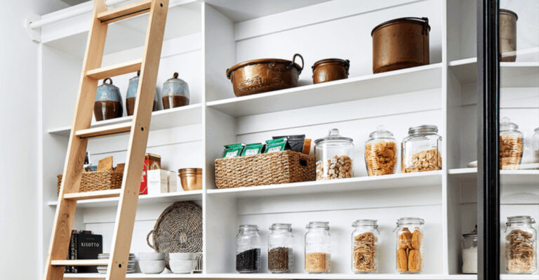 8 Traditional Kitchens Experts Say Are Becoming Popular Once Again (And 9 We Won’t Be Seeing Ever Again)