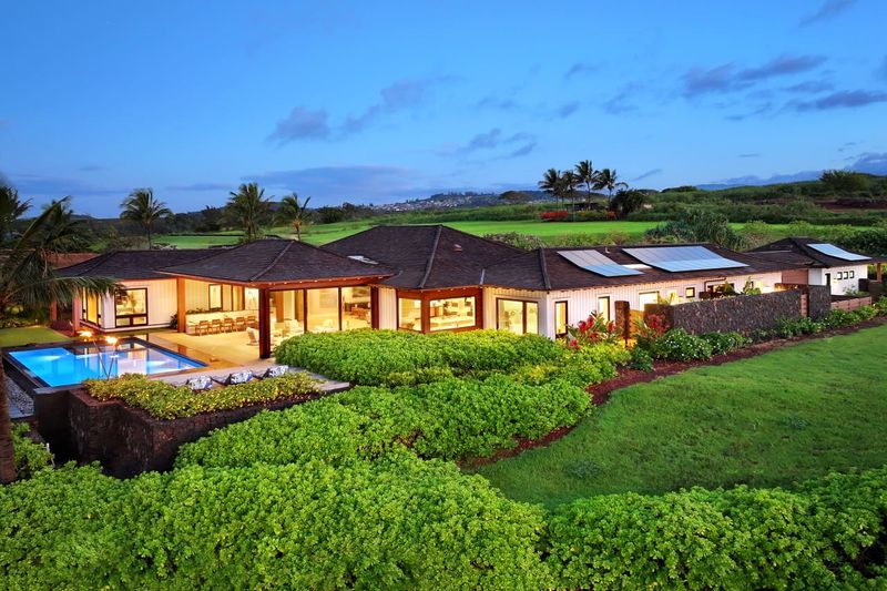 Oversized Trophy Homes On Tiny Lots In Hawaii