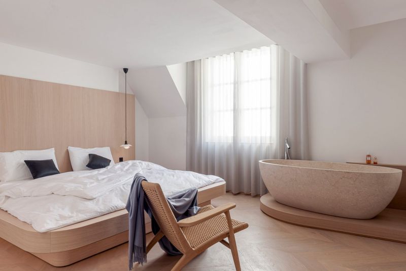 Bathtubs In Bedrooms