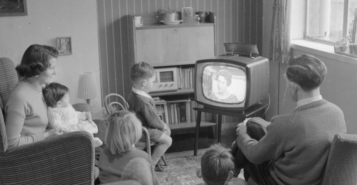 Explore 1950s American Homes Through Incredible Vintage Photos