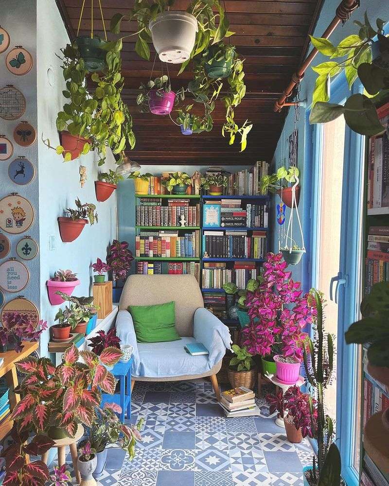 Encourages Storytelling Through Objects