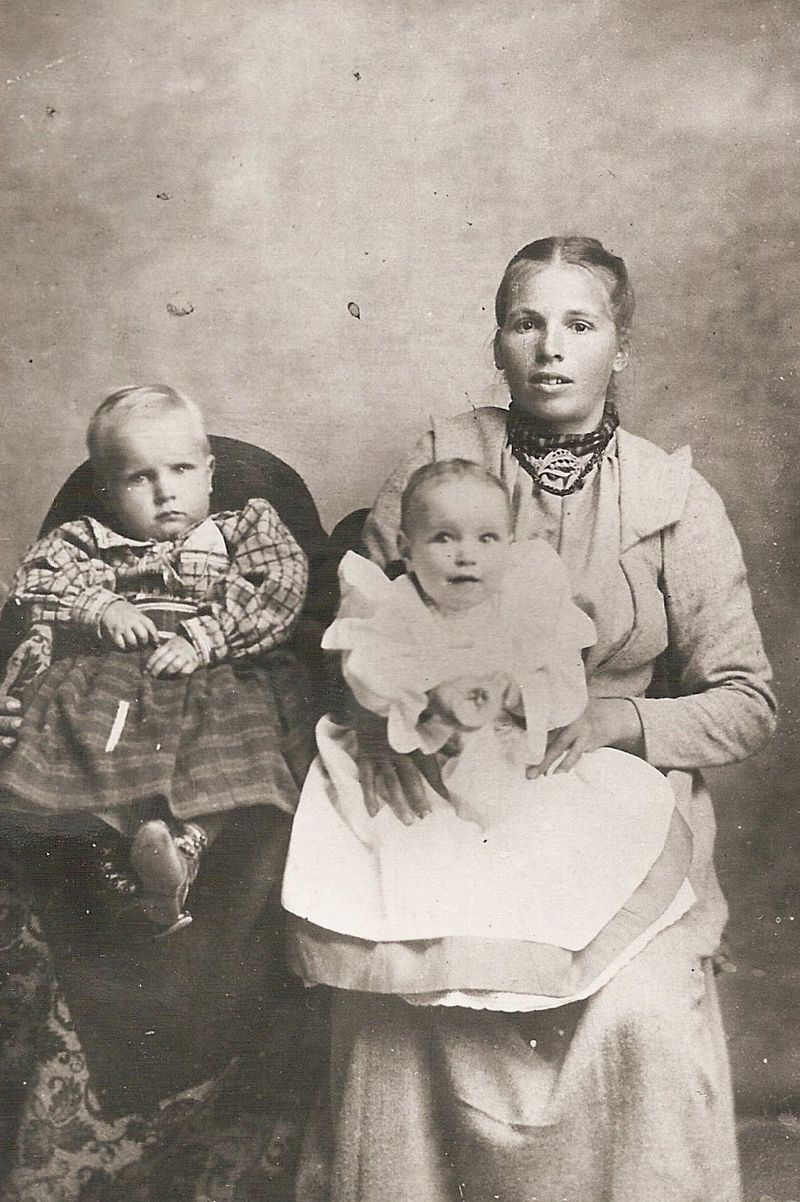 Lace Collars in a Log Cabin World