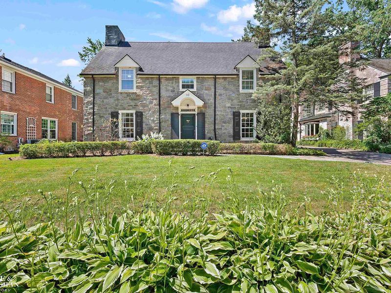10. Grosse Pointe Farms, MI - $1,100,000