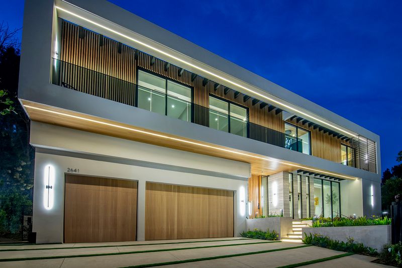 Modern Trophy Homes in Tract Developments