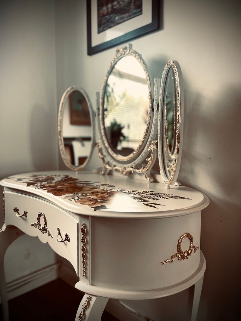 Kidney-Shaped Vanity