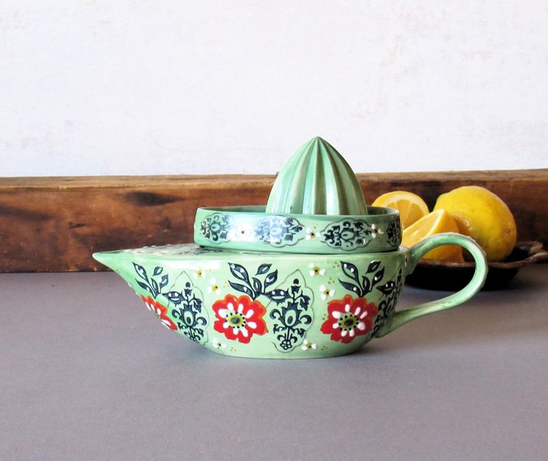 Juicer Displayed as a Retro-Chic Focal Point