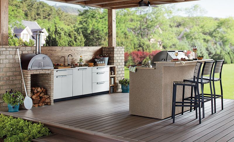 Outdoor Kitchen Hangout