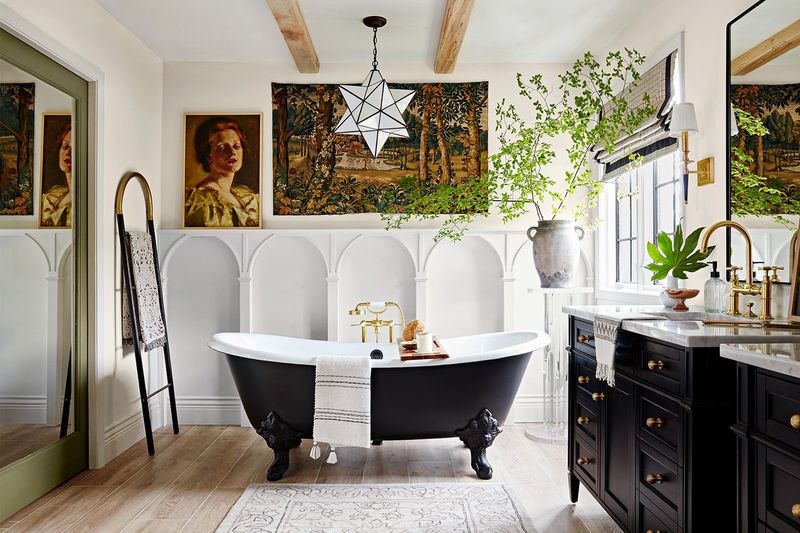 Vintage Clawfoot Tubs with Modern Twists