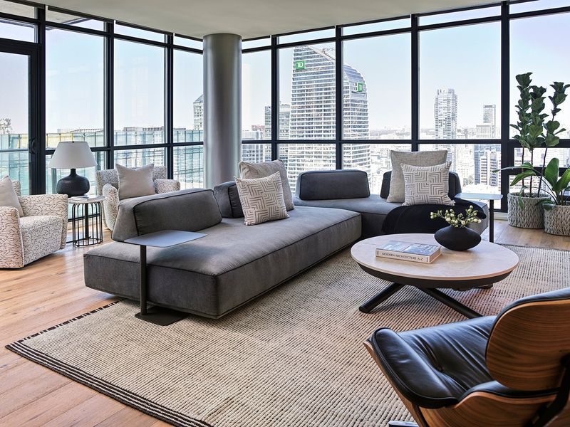 Toronto – 982 sq ft