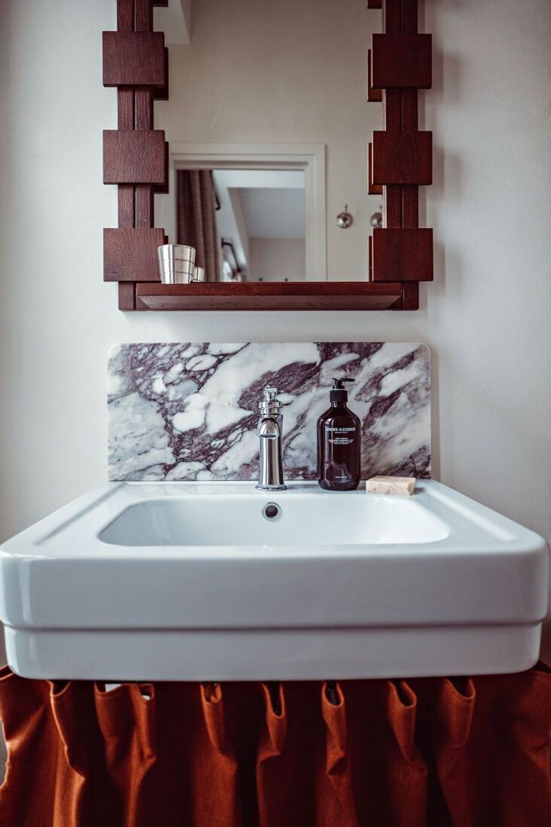 Skirted Sinks