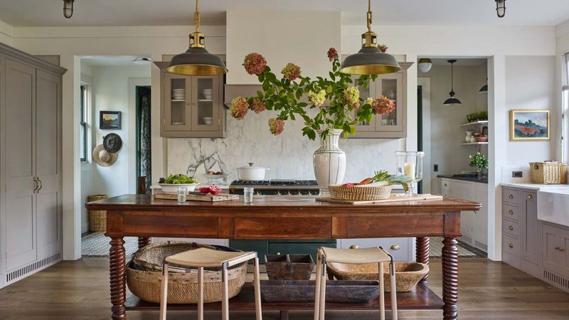 Less Cluttered Look Without a Bulky Island