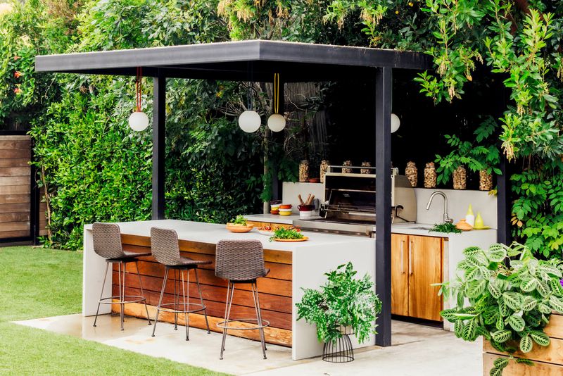 Outdoor Kitchen Oasis