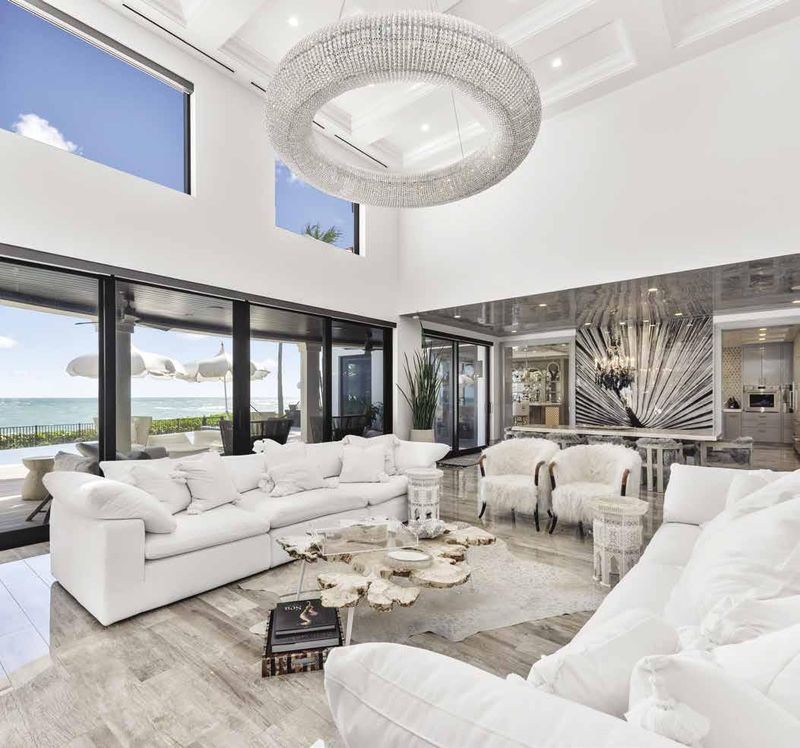 Jupiter Island Glass-Fronted Residence