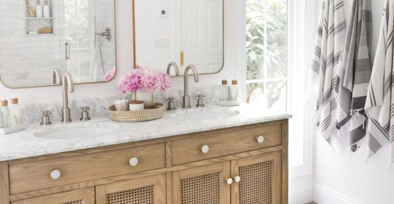 These 17 Easy Swaps Will Transform Your Small Bathroom Layout From Feeling Awkward And Crowded
