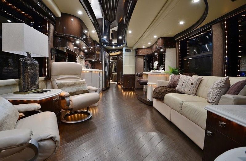 Liberty Coach Elegant Lady