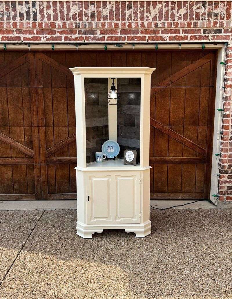 Cream-Colored Hutch with Built-In Plate Rails