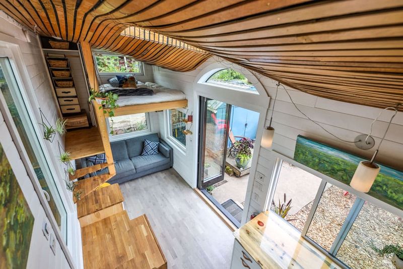 Green living roof that blends into the environment